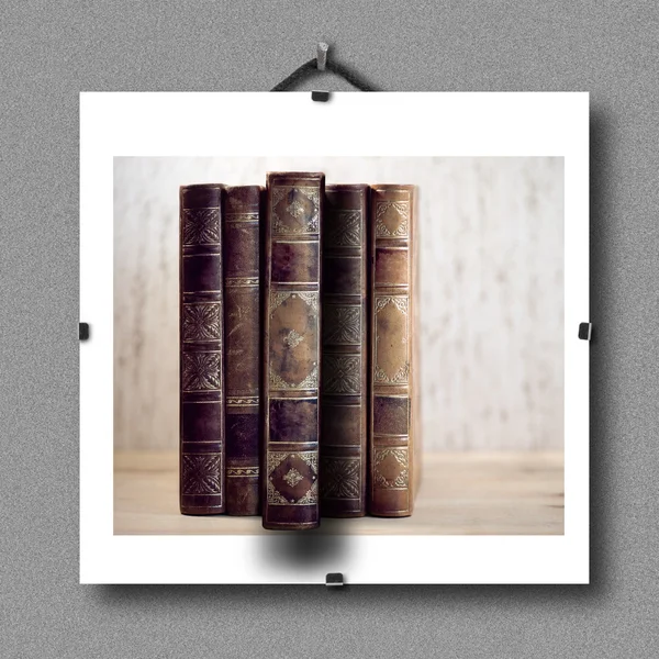 Foto van vintage boeken opknoping op de muur — Stockfoto