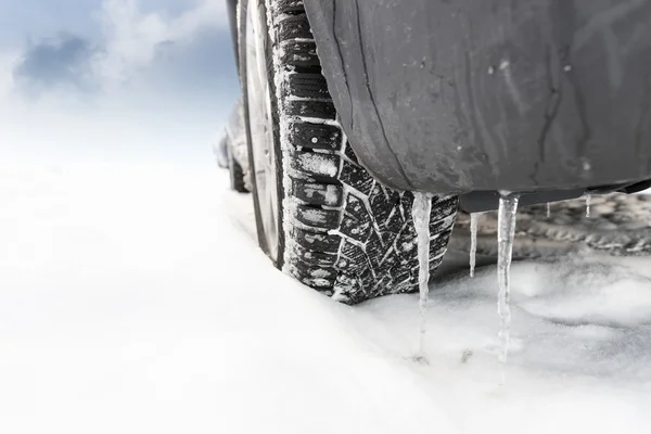 雪の中で車のホイール — ストック写真