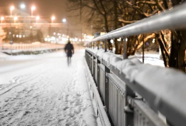 Mann läuft in der Stadt — Stockfoto