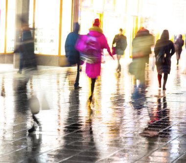 İnsanlar kaldırımda