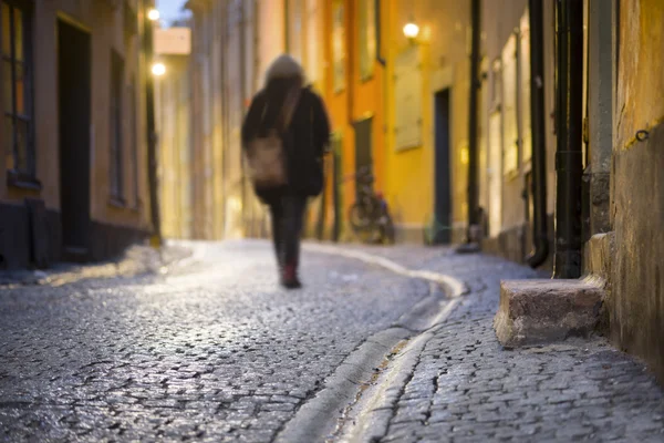 Mujer en calle estrecha — Foto de Stock