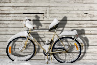 Karla kaplı bisiklet