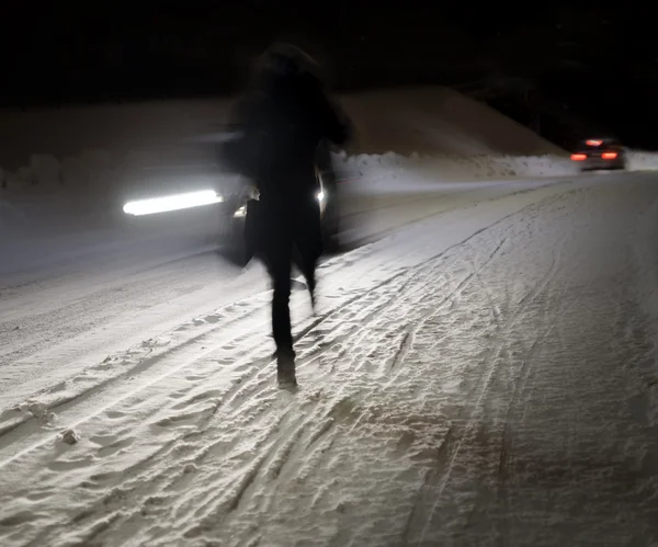 在冬季道路上行走的女人 — 图库照片