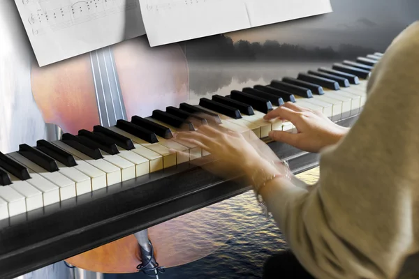 Young woman playing the piano — Stock Photo, Image