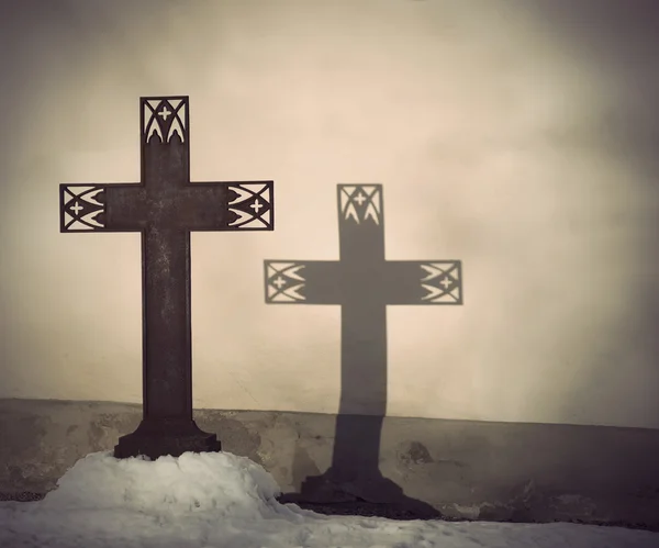 Kovové křesťanský kříž — Stock fotografie