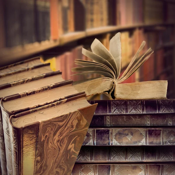 Libros antiguos en la biblioteca — Foto de Stock