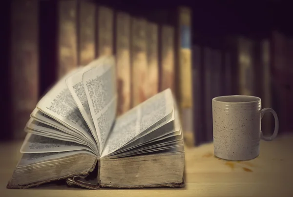 Öppna Vintage bok med kaffe mugg — Stockfoto