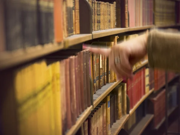 Vrouw seaching voor een boek — Stockfoto