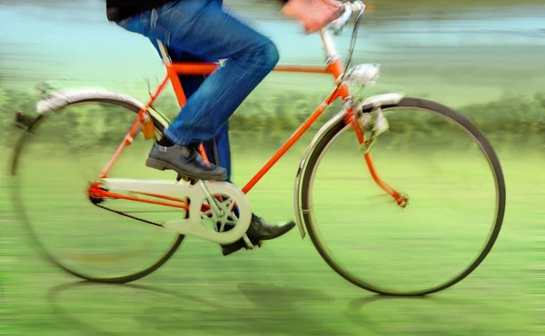 Mann auf orangefarbenem Fahrrad — Stockfoto