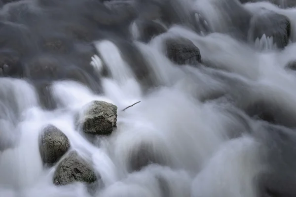 Fluss mit Felsen im zeitigen Frühling — Stockfoto