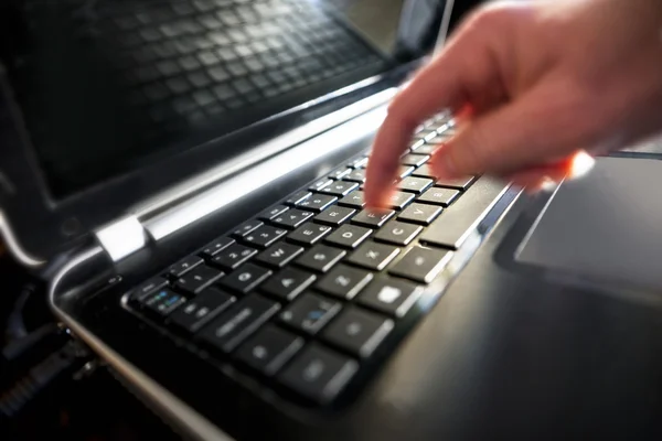 Finger trycka på tangenten på tangentbordet — Stockfoto