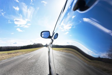 Arabaya yansıyan gökyüzü