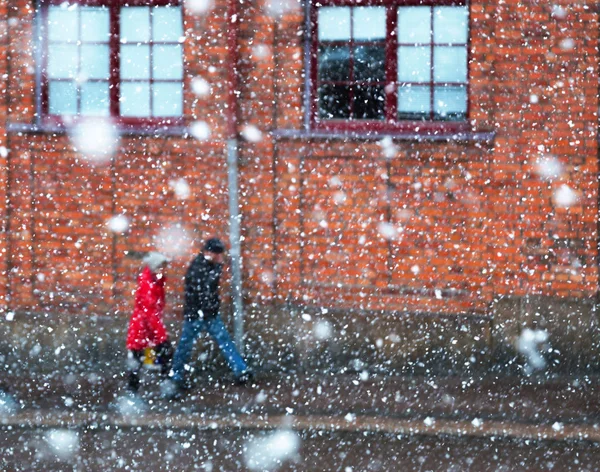 Paar spaziert durch schweren Schneesturm — Stockfoto