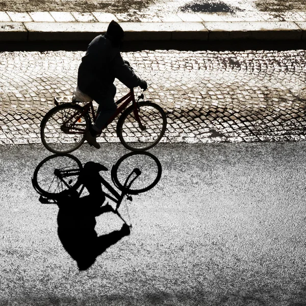 La silueta del ciclista en el día brillante — Foto de Stock