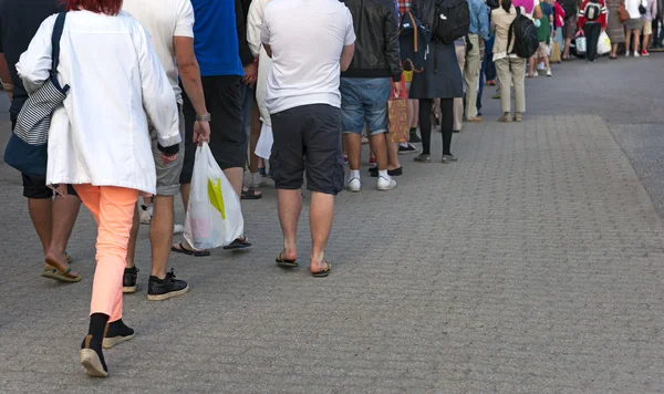 sırada bekleyen insan