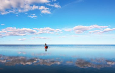 Mavi deniz küçük kırmızı kayığın