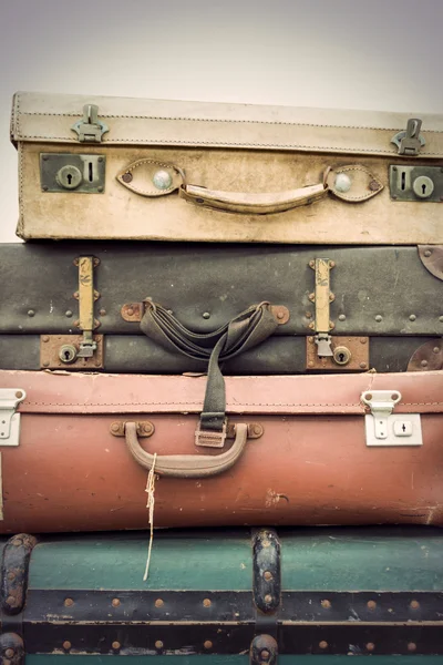 Винтажные кожаные чемоданы — стоковое фото
