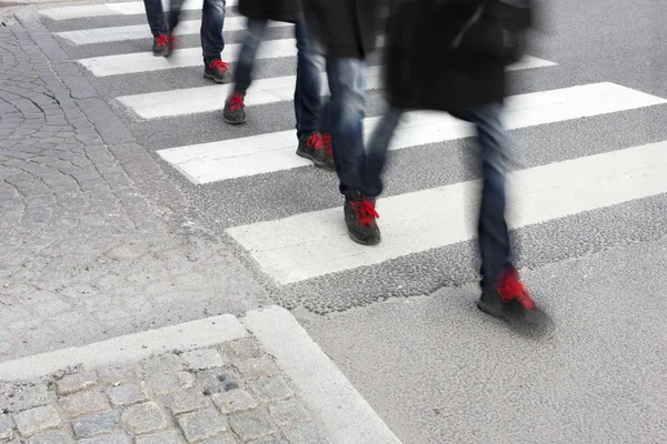 Giovani che attraversano la strada — Foto Stock