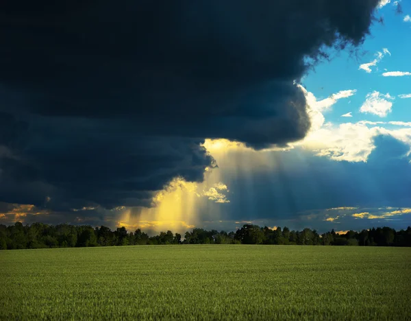 Landsbygdens landskap med dramatisk himmel — Stockfoto