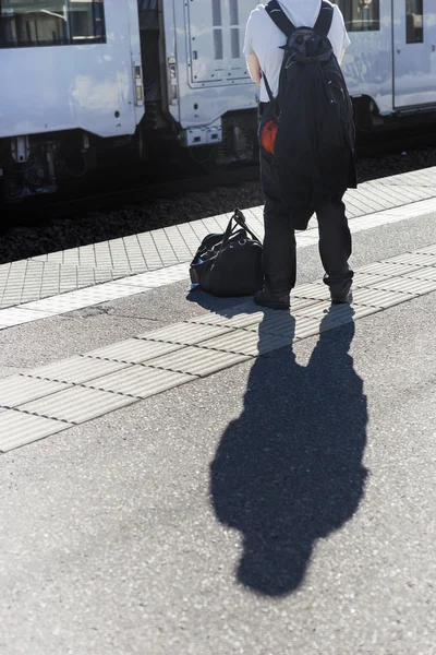 Hombre esperando el tren — Foto de Stock