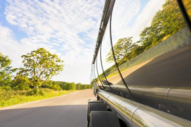 ağaç yansıması ile tanker kamyon