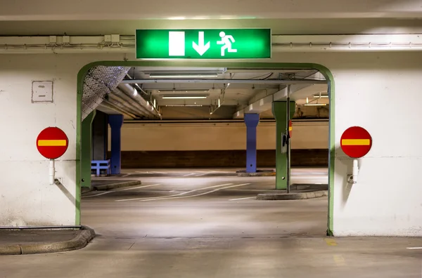 Portaal in de parkeergarage — Stockfoto