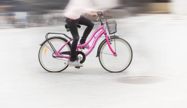 Молодая девушка на розовом велосипеде — стоковое фото
