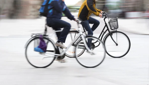 两名年轻男子骑着自行车 — 图库照片