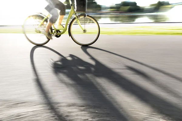 上投下阴影的自行车的人 — 图库照片
