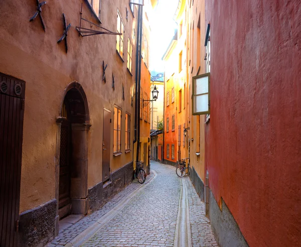 Calle estrecha vacía en el casco antiguo de Estocolmo —  Fotos de Stock