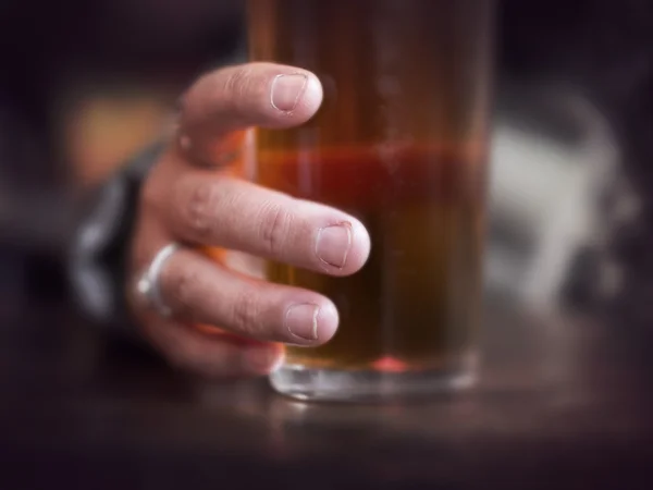 Hand ergreift Glas Bier — Stockfoto