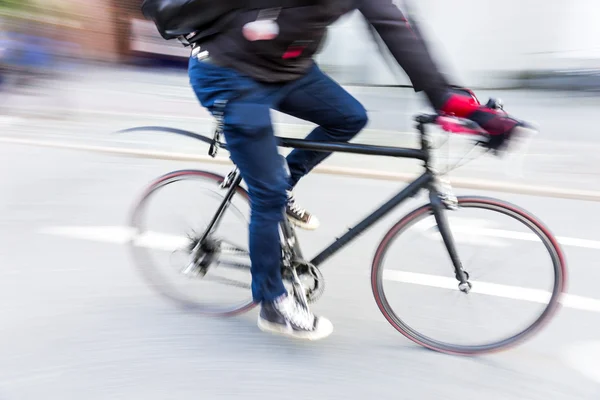 Rowerzysta w wysokiej prędkości na wyścigi rowerowe — Zdjęcie stockowe