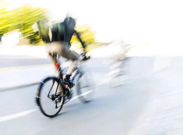 Ciclista em alta velocidade em movimento turvo — Fotografia de Stock