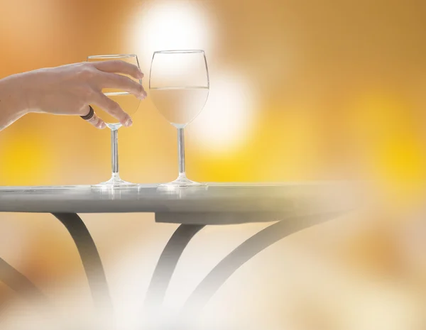 와인 잔을 들고 있는 손 — 스톡 사진