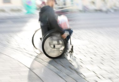 genç adam tekerlekli sandalyede