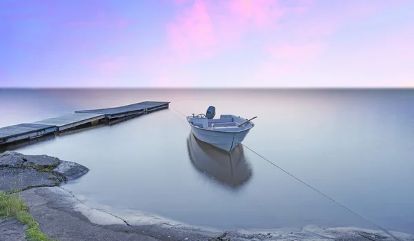Маленький човен і дріб'язок — стокове фото