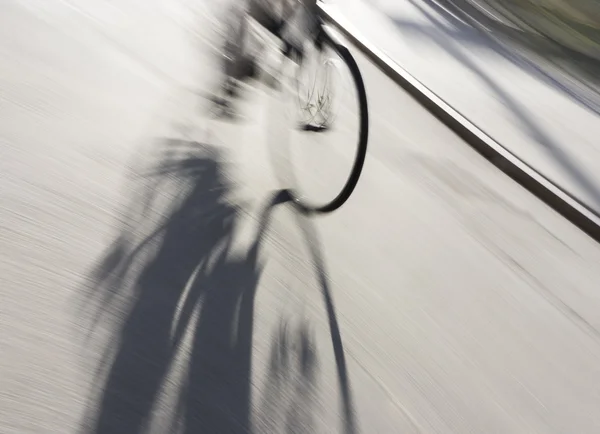 Колесо велосипеда с тенью — стоковое фото