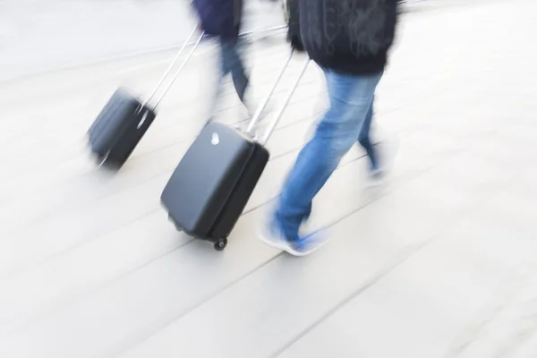 Twee personen met kleine zwarte koffers — Stockfoto