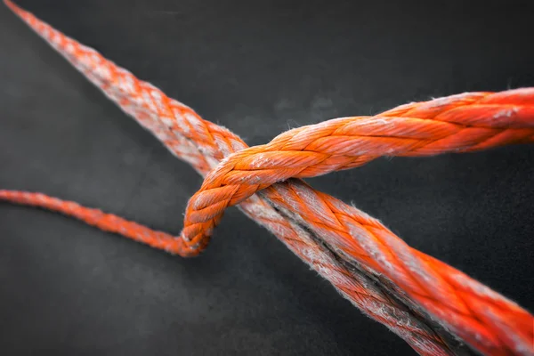 Sterke oranje touw op het schip dek — Stockfoto