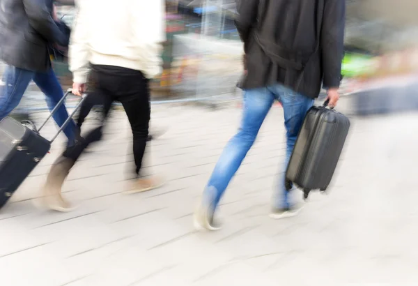 Persone con bagagli in movimento sfocato — Foto Stock