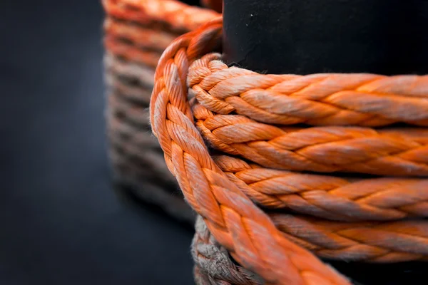 Cuerda naranja fuerte en la cubierta del barco — Foto de Stock