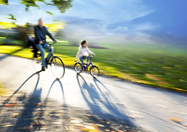 Uomo e giovane ragazza in bicicletta insieme — Foto Stock