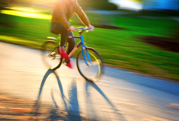 Mann auf Fahrrad in unscharfer Bewegung — Stockfoto