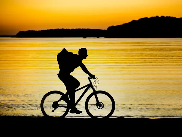 Велосипедист на заході сонця — стокове фото