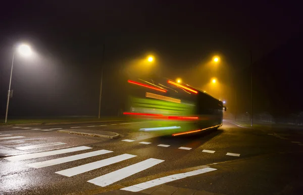Autobus verde in buia nebbia autunno sera — Foto Stock
