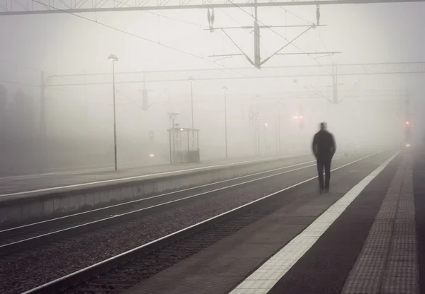 Homem na plataforma de trem — Fotografia de Stock