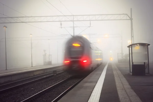 Train leaving station — Stock Photo, Image