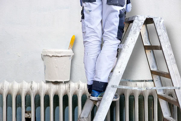 Uomo pittura parete — Foto Stock