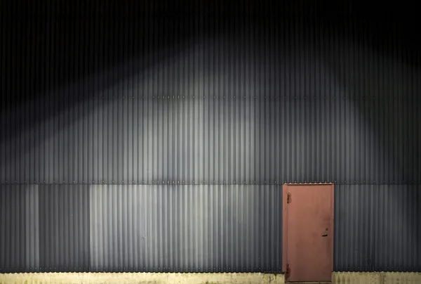 Стена с красной металлической дверью — стоковое фото