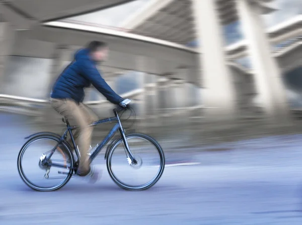 Ciclista con strade sopraelevate — Foto Stock